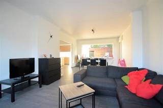 Prachtig gerenoveerde woning met een zeer ruime en zonnige tuin op top locatie in Mol. Gelegen in een rustige straat, maar op een boogscheut van alle verbindingswegen. Bestaande uit: - Inkomhal - Volledig uitgeruste open keuken - Woonkamer - Badkamer - Twee toiletten - 2 Ruime slaapkamers - 1 Kinderkamer/ Dressing - Kelder - Badkamer met inloop douche - Ruime tuin - Terras - Patio - Tuinberging - 2 Staanplaatsen voor de woning EPC: 310k Wh / (m² jaar) Beschikbaar vanaf 01/10/2026.