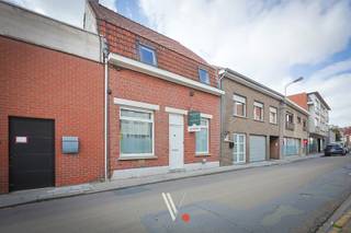 In het centrum van Izegem bevindt zich deze leuke, verrassend ruime woning met een bewoonbare oppervlakte van <strong>132 m²</strong>. Dankzij de conforme elektriciteit en een gunstig EPC-label D zit je hier qua prijs-kwaliteit meer dan goed!<br /><br /><strong>Indeling:</strong>
<ul>
<li><span><strong>Gelijkvloers:</strong> Woonkamer, keuken, badkamer en een gezellige, compacte tuin.</span></li>
<li><span><strong>1ste verdieping:</strong> 3 slaapkamers (2 ruime en 1 kleinere kamer).</span></li>
<li><span><strong>2de verdieping:</strong> Zolder met vaste trap, perfect om te vormen tot een extra slaapkamer.</span><br /> </li>
</ul>
De woning wordt momenteel verwarmd via gaskachels. Een ideale opportuniteit voor jonge starters of slimme investeerders!