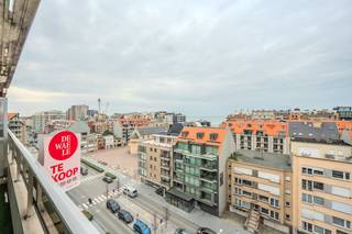 Magnifiek gerenoveerde studio te koop in Residentie Ysera II, Nieuwpoort-Bad op de Franslaan 132. De studio is ideaal gelegen vlakbij de zeedijk en de winkelstraat. Deze instapklare studio bevindt zich op de achtste verdieping en biedt bovendien een mooi zeezicht. Gemeenschappelijke fietsenberging in het gebouw. Verplichte aankoop van nieuw meubilair à 20K.Indeling:- Inkomhal met ingemaakte kast- Lichte leefruimte met aansluitend terras- Open keuken voorzien inductie kookplaat, vaatwas, combi-oven, koelkast met diepvriesvak- Aparte slaapruimte met ingemaakte kast- Badkamer met inloopdouche, lavabomeubel en toiletTroeven:- totaalrenovatie inclusief geïsoleerde muren, nieuw raam, verlaagd plafond met spotjes en muziekboxen, vernieuwde elektriciteit en domotica- zeezicht- hoog gelegen met veel natuurlijk lichtinval- op wandelafstand van zeedijk, strand en winkels- voorzien van domotica en alle comfortDeze studio combineert comfort, functionaliteit en toplocatie in Nieuwpoort-Bad, perfect voor wie wil genieten van de kust of een rendabele investering zoekt.