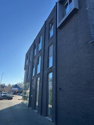 Dit recent en uitstekend onderhouden appartement is gelegen op de 2de verdieping van de residentie Baros en is gesitueerd aan de voorzijde van het gebouw.<br />Via het terras aan de voorzijde geniet U van het uitzicht op de Hundelgemsesteenweg.<br /> <br />De ligging is een absolute troef: op slechts 300 meter van de R 4, op amper 7 minuten van het centrum van Gent en op anderhalve km van de E 40 en de E 17. Ideaal voor wie centraal wil wonen met een uitstekende bereikbaarheid.<br />Het appartement werd zeer kwalitatief afgewerkt en heeft een bewoonbare oppervlakte van 80 m² en een zonnig terras.<br />De indeling omvat een inkomhal met apart toilet, lichtrijke leefruimte met open keuken die voorzien is van alle comfort en moderne toestellen.<br />Aansluitend aan de leefruimte is er een terras, met een open keuken en een ruime berging waar er plaats is voor wasmachine en droogkast.<br /><br />Verder zijn  er twee volwaardige slaapkamers, een nachthal en een volledig ingerichte badkamer. <br /> <br />Lift in het gebouw aanwezig,  alsook een algemene fietsenstalling die ter beschikking staat van elke bewoner.<br />Indien gewenst kan een parking optioneel gehuurd worden achteraan het gebouw.<br /><br />Samengevat zijn de troeven;<br />Recent en instapklaar<br />Zeer centrale ligging<br />Kleinschalige VME<br />Kwalitatief gebouw<br /> <br />Een mooie opportuniteit voor wie een investering zoekt of op zoek is naar een instapklare woonst! Interesse? Contacteer ons voor een bezoek!  0491/14.25.66