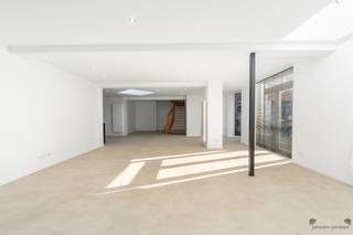 <p><span>Dit uitzonderlijk ruime duplexappartement met maar liefst 247 m² bewoonbare oppervlakte werd volledig gerenoveerd en combineert hedendaags wooncomfort met karaktervolle elementen, een uitstekende energieprestatie en een heerlijke private tuin. Het appartement maakt deel uit van een kleinschalige residentie zonder syndicus.</span></p><p><span>Het gelijkvloers verrast onmiddellijk door zijn indrukwekkende open leefruimte. Grote raampartijen en verschillende lichtkoepels brengen bijzonder veel natuurlijk licht binnen en versterken het royale ruimtegevoel. De leefruimte biedt moeiteloos plaats aan een ruime zit- en eethoek en staat rechtstreeks in verbinding met de tuin.</span></p><p><span>De moderne open keuken sluit mooi aan bij het geheel en werd uitgevoerd in een stijlvolle donkere afwerking met veel kastruimte en geïntegreerde toestellen. De combinatie van strakke, hedendaagse materialen met de karaktervolle houten trap geeft het interieur een warme en unieke uitstraling.</span></p><p><span>Eveneens op het gelijkvloers bevindt zich de ruime badkamer, uitgerust met een ligbad, afzonderlijke inloopdouche met regendouche en dubbel wastafelmeubel. Een praktische was-/bergruimte zorgt voor bijkomend comfort. Vanuit het appartement is bovendien een eigen kelder bereikbaar, ideaal als extra bergruimte.</span></p><p><span>Op de bovenverdieping bevinden zich vier volwaardige slaapkamers. Daarnaast is er een apart toilet met een volwaardig badkamermeubel, een bijzonder praktische aanvulling voor een gezin of wanneer er gasten verblijven.</span></p><p><span>Ook buiten is ruimte een belangrijke troef. De private, aangelegde tuin vormt een aangename verlenging van de leefruimte en biedt volop mogelijkheden om te ontspannen, te spelen of gezellig buiten te tafelen.</span></p><p><span>Met zijn EPC-label A, royale oppervlakte en kwalitatieve totaalrenovatie is dit een bijzonder compleet en instapklaar appartement. Een eigendom die qua ruimte en buitenbeleving nauwelijks moet onderdoen voor een woning.</span></p><h3><span>Belangrijkste troeven</span></h3><ul><li><span>247 m² bewoonbare oppervlakte</span></li><li><span>Volledig gerenoveerd & EPC A</span></li><li><span>4 volwaardige slaapkamers</span></li><li><span>Royale, lichtrijke leefruimte met moderne open keuken</span></li><li><span>Volwaardige badkamer beneden + extra badkamermeubel boven</span></li><li><span>Private aangelegde tuin en eigen kelder</span></li></ul><p><span>Kleinschalige residentie zonder syndicus</span></p>