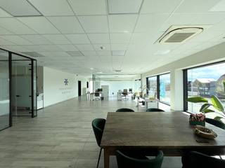 Dit ruime, moderne kantoor te huur bevindt zich op de eerste verdieping van een lichtrijk pand te Deinze. Het kantoor is vlot bereikbaar via de N43...