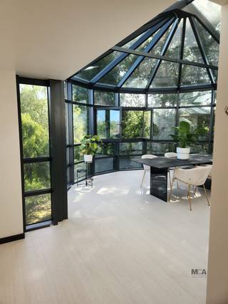 Ontdek deze karaktervolle villa met ondergrondse garage, oorspronkelijk gebouwd in 1958 en in 2026 volledig vernieuwd met oog voor hedendaags...
