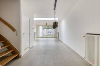 <p><span>Deze instapklare en goed onderhouden woning – gelegen in de Ghesquierestraat 42 te Deinze – biedt een praktisch ingedeelde leefruimte met aangename lichtinval. De woning bevindt zich op een goede locatie met vlotte bereikbaarheid en is gesitueerd in het stadscentrum nabij winkels en scholen.</span></p><p><span>Troeven:</span><span><br />- Volledig opnieuw geschilderd<br />- Leuk terras<br />- Netjes onderhouden en direct beschikbaar<br />- Berging en wasruimte voorzien<br />- Drie volwaardige slaapkamers<br />- Rustige ligging met goede bereikbaarheid</span></p><p><span>Indeling</span><span><br />- Inkomhal – apart toilet – leefruimte met open, ingerichte keuken – berging – terras en tuin.<br />- Eerste verdieping: wasruimte – slaapkamer – badkamer.<br />- Tweede verdieping: twee slaapkamers.</span></p><p><span>Deze woning is ideaal voor wie op zoek is naar comfort, praktische ruimtes en een aangename buitenomgeving in Deinze.</span></p><p><span>Huurprijs:</span><span> 1.025 euro per maand<br /></span><span>Huurwaarborg:</span><span> 3 maanden<br /></span><span>Extra kosten:</span><span> aandeel huurder in plaatsbeschrijving<br /></span><span>Beschikbaarheid:</span><span> 01/01/2027</span></p><p><span>Wenst u meer informatie of een bezoek? Contacteer ons op het nummer 09 227 08 90 of via yana@heritagevastgoed.be</span></p><p><span> </span></p>
