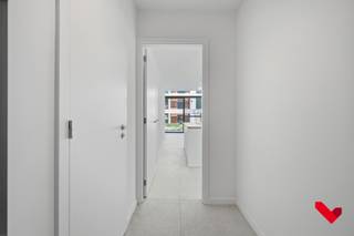 Bent u op zoek naar een stijlvolle en energiezuinige woning in hartje Leuven waar comfort centraal staat?<br />Bezoek dan snel deze prachtige nieuwbouwwoning met hoogwaardige afwerking in het prestigieuze project Burenberg.<br /><br />De woning beschikt over 3 slaapkamers, 2 badkamers, een privatieve parkeerplaats met laadpaal, 2 kelderbergingen, 2 fietsenstallingen en een bakfietsplaats.<br /><br />Bij het betreden van de woning komt u in een ruime inkomhal met gastentoilet. Op het gelijkvloers bevindt zich verder een praktische berging met aansluiting voor een wasmachine en een volledig uitgeruste open keuken met kookeiland. <br />De keuken is volledig geïnstalleerd met kwalitatieve toestellen zoals een BORA-inductiekookplaat. Aansluitend vindt u de lichtrijke eetruimte met indrukwekkende mezzanine en een plafondhoogte van maar liefst 5,50 meter, wat zorgt voor een uitzonderlijk ruimtelijk gevoel. Via de eetruimte heeft u toegang tot het terras.<br /><br />Op de eerste verdieping bevindt zich de gezellige leefruimte met een mooi open zicht en veel lichtinval door de grote raampartijen. <br />Verder vindt u hier een apart toilet, de eerste badkamer met douche en de eerste slaapkamer.<br />De tweede verdieping biedt nog twee volwaardige slaapkamers. De slaapkamer aan de achterzijde beschikt over een aangenaam privéterras met zicht op de gemeenschappelijke binnentuin.<br />Daarnaast is er een tweede badkamer met douche en een technische ruimte waarin alle technieken netjes zijn weggewerkt.<br /><br /><strong>Comfort en energiezuinigheid</strong><br /><br />Deze woning werd afgewerkt met oog voor kwaliteit en duurzaamheid:<br />• Geothermische warmtepomp met vloerverwarming én actieve koelfunctie.<br />• Regenwaterrecuperatie voor onder andere de toiletten.<br />• Vliegenramen in de volledige woning.<br />• Ventilatiesysteem type D in combinatie met raamventilatie.<br />• Voorbereiding voor de plaatsing van zonnepanelen.<br />• Raamdecoratie en verlichting worden nog voorzien.<br /><br /><strong>Praktische informatie</strong><br /><br />• Huurprijs: € 2.295 per maand<br />• Gemeenschappelijke kosten: 65€/maand <br />• Beschikbaar vanaf 01/08<br />• Inclusief 1 parkeerplaats met laadpaal, 2 private kelderbergingen, 2 fietsenstallingen en 1 bakfietsplaats.<br /><br />Deze instapklare nieuwbouwwoning combineert ruimte, luxe, energiezuinigheid en een uitstekende afwerking tot een bijzonder aangename woonervaring. <br /><br />Interesse? Neem gerust contact op voor meer informatie of een bezoek.