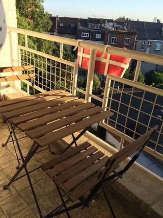 Lichtrijk 2-slaapkamerappartement met terras vlak bij Sint-Pietersstation en Citadelpark<br /><br /><strong>KONINGIN ASTRIDLAAN 137 – GENT</strong><br /><br />Dit aangename en lichtrijke appartement van 102m² is gelegen op de 5e verdieping van een goed onderhouden gebouw, vlak bij het Sint-Pietersstation en het Citadelpark.<br />De uitstekende ligging, het terras en de grote hoeveelheid natuurlijke lichtinval zijn enkele van de belangrijkste troeven van dit appartement.<br /><br />Het appartement omvat een <strong>zeer ruime inkomhal met apart toile</strong>t, een lichtrijke living met parketvloer en een ingerichte keuken met toestellen. Verder zijn er <strong>2 mooie slaapkamers</strong> en een<strong> recente badkamer</strong> met instapdouche en lavabomeubel met dubbele lavabo. Er is 1 slaapkamer die uitgeeft op een aangenaam terras.<br />Daarnaast beschikt het appartement over een<strong> individuele kelder</strong>. Het gebouw is voorzien van een <strong>lift </strong>en er is een <strong>gemeenschappelijke fietsenberging</strong> aanwezig.<br /><br /><strong>Troeven: </strong>zeer veel lichtinval, terras, uitstekende ligging nabij het Sint-Pietersstation en Citadelpark, vlotte bereikbaarheid en een uitstekende mobiliteitsscore.<br /><br /><strong>Beschikbaar vanaf 1 oktober 2026.</strong><br /><br /><strong>Huurprijs</strong>: € 925/maand<br /><strong>Algemene kosten</strong>: € 70/maand provisie<br /><strong>Verbruik:</strong> via afzonderlijke tellers<br /><br />Interesse? Vraag uw <strong>bezoek</strong> aan via de advertentie op de website of via <strong>www.tvevastgoed.be</strong><br />Meer info : tine@tvevastgoed.be of 0474970022