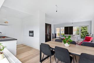<p>In een rustige straat in Deurne vindt u deze verzorgde halfopen bel-etage waar ruimte, licht en comfort centraal staan. Dankzij de oprit voor meerdere wagens, de inpandige garage en de praktische indeling is dit de ideale woning voor gezinnen.</p>
<p>Op het gelijkvloers komt u binnen via de inkomhal met apart gastentoilet. Verder vindt u een inpandige garage, een handige bergruimte en een polyvalente ruimte met rechtstreekse toegang tot de tuin. Ideaal als bureau, hobbyruimte of extra slaapkamer.</p>
<p>De eerste verdieping vormt het hart van de woning met een lichtrijke leefruimte en een open keuken. De grote raampartijen zorgen voor een aangename lichtinval en een gezellige sfeer. Het terrasje is ideaal om je ochtend koffietje te drinken.</p>
<p>Op de tweede verdieping bevinden zich twee ruime slaapkamers, een derde kamer die perfect dienst doet als bureau of kinderkamer en een verzorgde badkamer uitgerust met een instapdouche en toilet.</p>
<p>Deze woning combineert een rustige ligging met een praktische indeling en alle comfort voor het moderne gezinsleven. Bovendien geniet u van een zonnige tuin, voldoende parkeergelegenheid op eigen terrein en een vlotte bereikbaarheid van winkels, scholen en openbaar vervoer.</p>
<p>Interesse? Maak dan snel een afspraak via thijs@jamar.immo of 03 435 31 33.</p>
<p> </p>
<p> </p>