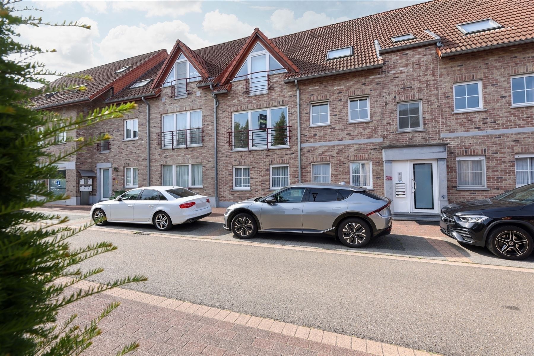 Knap appartement met 2 slaapkamers, ruim terras en carport gelegen in het centrum - foto 1
