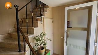 Instapklaar gerenoveerd appartement met 2 garages in het hart van Maasmechelen.Dit volledig gerenoveerd en gezellig appartement is gunstig gelegen in...