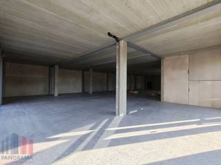 Gloednieuwe gelijkvloerse casco handels- of kantoorruimte met een oppervlakte van 300 m² te huur.Fantastisch gelegen langs de commerciële...