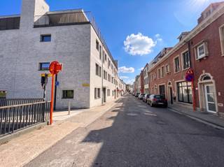 <p><span>Gelegen in de vernieuwde stadswijk DijleDelta, aan het groene Sluispark en op slechts enkele wandelpassen van het historische centrum van Leuven, zijn wij verheugd dit verrassend ruim duplex-appartement met tuin te koop aan te bieden. Dankzij de uitstekende bereikbaarheid en de vlotte verbinding naar belangrijkste invalswegen geniet u hier van een unieke combinatie van rust, groen en stedelijke dynamiek.<br /><br />Deze energiezuinige duplex bevindt zich op het gelijkvloers van de welonderhouden residentie Fiere Margriet, en werd in 2025 gerealiseerd door de gerenommeerde projectontwikkelaar Virix en ontworpen door Robbrecht &amp; Daem architecten.<br /><br />Met een bewoonbare oppervlakte van maar liefst 180 m² beschikt dit duplex-appartement over een inkomhal met vestiaire, een gastentoilet, een ruime living met vide voor extra veel lichtinval en toegang tot tuin met terras. Verder is er nog een volledig ingerichte keuken met aansluitend een praktische berging aanwezig op het gelijkvloers. De vaste trap leidt tot een nachthal met open bureau, drie volwaardige slaapkamers, twee badkamers en een apart toilet. De hoogwaardige afwerking, parketvloeren en vloerverwarming zorgen voor een tijdloze en luxueuze uitstraling. Last but not least kunnen de toekomstige bewoners genieten van een onderhoudsvriendelijke tuin van 64 m².<br /><br />Verder is de fietsenstalling inclusief en bestaat de mogelijkheid om één of meerdere autostaanplaatsen bij aan te kopen.<br /><br />Kortom, een ware opportuniteit voor mensen die energiezuinig, ruim, tijdloos en luxueus wensen te wonen op een toplocatie in Leuven. Interesse? Kom dan zeker eens een kijkje nemen, u bent van harte welkom! <br /><br />Verkoop onder het btw-stelsel. Het verlaagde btw-tarief van 6% is mogelijk, mits voldaan wordt aan de geldende voorwaarden.</span></p><p><span> </span></p>