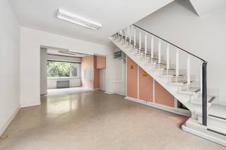 <p>Dit handelspand biedt bijzonder veel ruimte en potentieel voor wie op zoek is naar een commerciële locatie met extra ontwikkelingsmogelijkheden. Dankzij de centrale ligging in Hamme geniet u van een vlotte bereikbaarheid en een residentiële omgeving vlak bij winkels en voorzieningen. Het pand leent zich perfect als handelspand, praktijkruimte of kantoor, maar biedt ook interessante mogelijkheden om te renoveren tot appartementen. De grote binnentuin van 250 m² vormt een extra troef en creëert een aangename buitenruimte midden in het centrum. Met meerdere polyvalente ruimtes, burelen en woonvertrekken is dit een eigendom met diverse invullingen.</p>
<p>• Handelsruimte met tal van mogelijkheden voor commerciële activiteiten<br />• Ruime woonkamer met aansluitende keuken<br />• Meerdere burelen en polyvalente ruimtes<br />• Wachtzaal en inkomhal aanwezig<br />• 3 slaapkamers<br />• Badkamer<br />• Meerdere toiletten<br />• Bijkeuken en kelder<br />• Zolder met extra potentieel<br />• Grote binnentuin van 250 m²</p>
<p>Troeven<br />• Zeer ruim pand met veel potentieel<br />• Mogelijkheid als handelspand of renovatieproject tot appartementen<br />• Centrale ligging in het centrum van Hamme</p>
<p>Neem vandaag nog contact op met je ERA-makelaar voor een bezoek. JOUW DROOMHANDELSPAND. ZO GEVONDEN!</p>