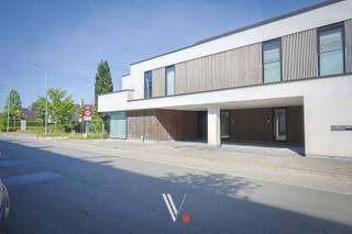 Dit comfortabele, instapklare gelijkvloerse appartement met slaapgedeelte op de eerste verdieping is absoluut een bezoek waard. Het pand dateert van 2015 en maakt deel uit van een kleinschalige residentie met slechts 5 wooneenheden.<br /><br />De ligging is ideaal: centraal in de populaire wijk 'Bosmolens' te Izegem, op een paar honderd meter van provinciaal park Wallemote. Winkels (bakker, slager, apotheek), scholen, horeca en openbaar vervoer bevinden zich allemaal in de directe omgeving.<br /><br /><strong>De indeling is als volgt:</strong>
<ul>
<li><span><strong>Gelijkvloers:</strong> Ruime inkomhal met vestiaire en gastentoilet. De lichtrijke zithoek vormt samen met de open maatwerkkeuken (volledig geïnstalleerd met hoogwaardige toestellen) het hart van het appartement. Grote glaspartijen bieden de hele dag door een mooi zicht en rechtstreekse toegang tot het terras en de tuin. Daarnaast beschikt het gelijkvloers over twee functionele bergingen.</span></li>
<li><span><strong>Verdieping:</strong> Twee volwaardige, ruime slaapkamers, een apart toilet en een eigentijdse badkamer uitgerust met een douche, ligbad en modern meubel.</span></li>
</ul>
<strong>Buitenruimte & Comfort</strong><br />De private, zonnige tuin is voorzien van een terras in blauwe hardsteen en een handige tuinberging. Via een privépoort is er bovendien een achteruitweg achterom. Als absolute troef hoort bij dit appartement een private parkeerplaats pal voor de deur.<br /><br /><strong>Technische gegevens & Troeven</strong><br /><strong>Fiche</strong>
<ul>
<li><span><strong>Bewoonbare oppervlakte:</strong> 117 m²</span></li>
<li><span><strong>Energie:</strong> EPC-label B (energiezuinig)</span></li>
<li><span><strong>Elektriciteit:</strong> Volledig conform</span></li>
<li><span><strong>Parkeren:</strong> Private staanplaats inbegrepen</span></li>
</ul>
<strong>Belangrijkste troeven:</strong>
<ul>
<li><span>✔️ <strong>Financieel aantrekkelijk:</strong> Geen syndicuskosten!</span></li>
<li><span>✔️ <strong>Topligging:</strong> Rustig doch centraal nabij alle voorzieningen en groen (Wallemote)</span></li>
<li><span>✔️ <strong>Buitenleven:</strong> Zonnige, zuidoostgerichte tuin</span></li>
<li><span>✔️ <strong>Duurzaam:</strong> Eigen regenwaterput van 7.500 liter en verwarming op aardgas (condensatieketel)</span></li>
<li><span>✔️ <strong>Praktisch:</strong> Achteruitweg via de tuinpoort en twee binnenbergingen</span></li>
<li><span>✔️ <strong>Kwaliteit:</strong> Hoogwaardige afwerking met o.a. eiken parketvloer en aluminium profielen</span></li>
<li><span>✔️ <strong>Comfort:</strong> Instapklaar en parkeren recht voor de deur</span></li>
</ul>
<br />