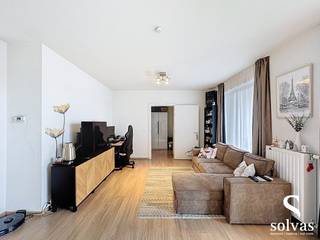 BEZOEKMOMENT maandag 3/11 met online inschrijving via onze website: www.solvas-vastgoed.be<br /><br />Ontdek dit stijlvolle appartement (bouwjaar 2015) in Residentie ARENA, ideaal gelegen tussen het bruisende centrum van Brussel en de luchthaven van Zaventem. Een perfecte combinatie van comfort, bereikbaarheid en rust!<br /><br />De indeling bestaat uit een lichtrijke leefruimte met grote raampartijen en een volledig ingerichte open keuken (vaatwasser, oven, kookplaat en koelkast). Verder zijn er twee volwaardige slaapkamers, een badkamer met ligbad en dubbele lavabo, een aparte douchekamer en een gastentoilet.<br /><br />Extra troeven:<br />- Gordijnen en lichtarmaturen reeds voorzien door de verhuurder<br />- Ruime kelder (3x zo groot als standaard) en ondergrondse parkeerplaats (+€35.000 - verplicht)<br />- Groene en rustige omgeving, op wandelafstand van winkels, sportfaciliteiten en cultuur