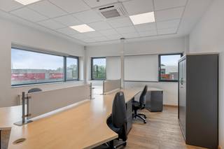 This office space of approximately 145.51 m² is located on the second floor of a well-maintained office building on the Liesdonk in Geel.<br /><br />The space offers a professional work environment at a strategic location with a smooth connection to the surrounding municipalities and major traffic routes. In addition, there are ample parking options on the site.<br /><br />Rental conditions:<br /><br />- Office space: € 120/m²/year excl. VAT<br />- Provisional costs: € 20/m²/year<br />- Uncovered parking space: €700/space/year excl. VAT<br />- Charging station: supplement of € 600/place/year excluding VAT