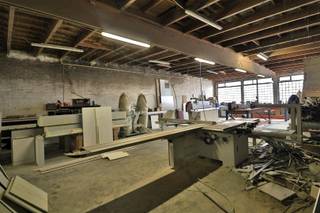 <p><span>Magazijn in het centrum van Kooigem, ideaal voor opslag of atelier.<br />Vlot bereikbaar, vlot toegankelijk.</span></p><p><span>Totaal nuttige oppervlakte 344 m².</span></p><p><span> </span></p><p><span>Mogelijk tot het huren van een goed ingerichte aanpalende bureau ruimte.</span></p><p><span> </span></p>