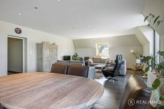 Deze uitzonderlijk ruime en magnifiek afgewerkte penthouse is gelegen nabij het centrum van Dottenijs (deelgemeente van Moeskroen), dicht bij alle nodige voorzieningen.<br />Dankzij de uitstekende ligging en vlotte bereikbaarheid bevindt u zich op slechts 3 minuten van de E17 en E403 en op 15 minuten van Kortrijk, Moeskroen en Doornik.<br />Indeling: Ruime inkomhal met apart toilet, drie volwaardige slaapkamers waarvan één met aparte dressing en doucheruimte.<br />Daarnaast is er een tweede badkamer uitgerust met ligbad, toilet, dubbele wastafel en Italiaanse douche.<br />Verder beschikt het appartement over een praktische wasruimte en een lichtrijke woonkamer met zithoek, eetplaats en een volledig geïnstalleerde open keuken.<br />Bovendien geniet deze eigendom van een privatieve, volledig afgesloten parkeerplaats en een gezellig terras.<br /><br />EPC: 153 kWh/m²/jaar – zeer energiezuinig.<br />Verwarming: centrale verwarming op aardgas met vloerverwarming.<br /><br /><strong>Troeven:</strong>
<ul>
<li>Conforme elektriciteit</li>
<li>2 badkamers </li>
<li>Ruime bewoonbare oppervlakte</li>
<li>3 slaapkamers</li>
<li>Vloerverwarming</li>
<li>Uitstekende bereikbaarheid</li>
<li>Privatieve parkeerplaats</li>
<li>Ruim terras</li>
</ul>
Een absolute topper met tal van extra’s!<br /><br /><strong>Interesse?</strong><br />Contacteer Realimmo via aaron@real-immo.be of 0471 89 28 25.