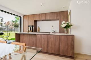 <p>Deze prachtige nieuwbouwwoning combineert hedendaags wooncomfort met een stijlvolle en warme uitstraling. Dankzij het A-label en de warmtepomp geniet je hier van een energiezuinige en duurzame woning.<br /><br />De woning beschikt over drie slaapkamers en wordt gekenmerkt door een overvloed aan natuurlijke lichtinval. De ruime leefruimte vormt het hart van de woning en sluit naadloos aan op de moderne keuken met praktisch keukeneiland. De mooie houten vloeren zorgen doorheen de woning voor een warme en elegante sfeer.<br /><br />Een bijzondere troef is de tweede verdieping, die nog volledig naar eigen wens kan worden ingericht. Hier zijn verschillende mogelijkheden: creëer een ruime master bedroom met eigen badkamer en dressing, of maak er twee extra slaapkamers van.<br /><br />Ook buiten geniet je van extra ruimte en privacy dankzij de mooie tuin, ideaal om te ontspannen of gezellig te tafelen.<br /><br />Daarnaast bestaat er de mogelijkheid om een autostaanplaats aan te kopen, wat zorgt voor extra comfort.<br /><br />Een energiezuinige, lichtrijke en flexibele nieuwbouwwoning met tal van mogelijkheden, ideaal voor wie op zoek is naar modern wooncomfort en ruimte om de woning volledig naar eigen smaak in te richten. De woning zal verkocht worden aan het regime van 21%.Btw.<br /><br />Wonen in het centrum van Mariaburg biedt enorm veel voordelen: bakker, slager, grootwarenhuis (Delhaize), restaurants, cafés: u vindt alles op wandelafstand. Mariaburg geeft een uniek dorpsgevoel in de groene long rond Antwerpen.</p>
