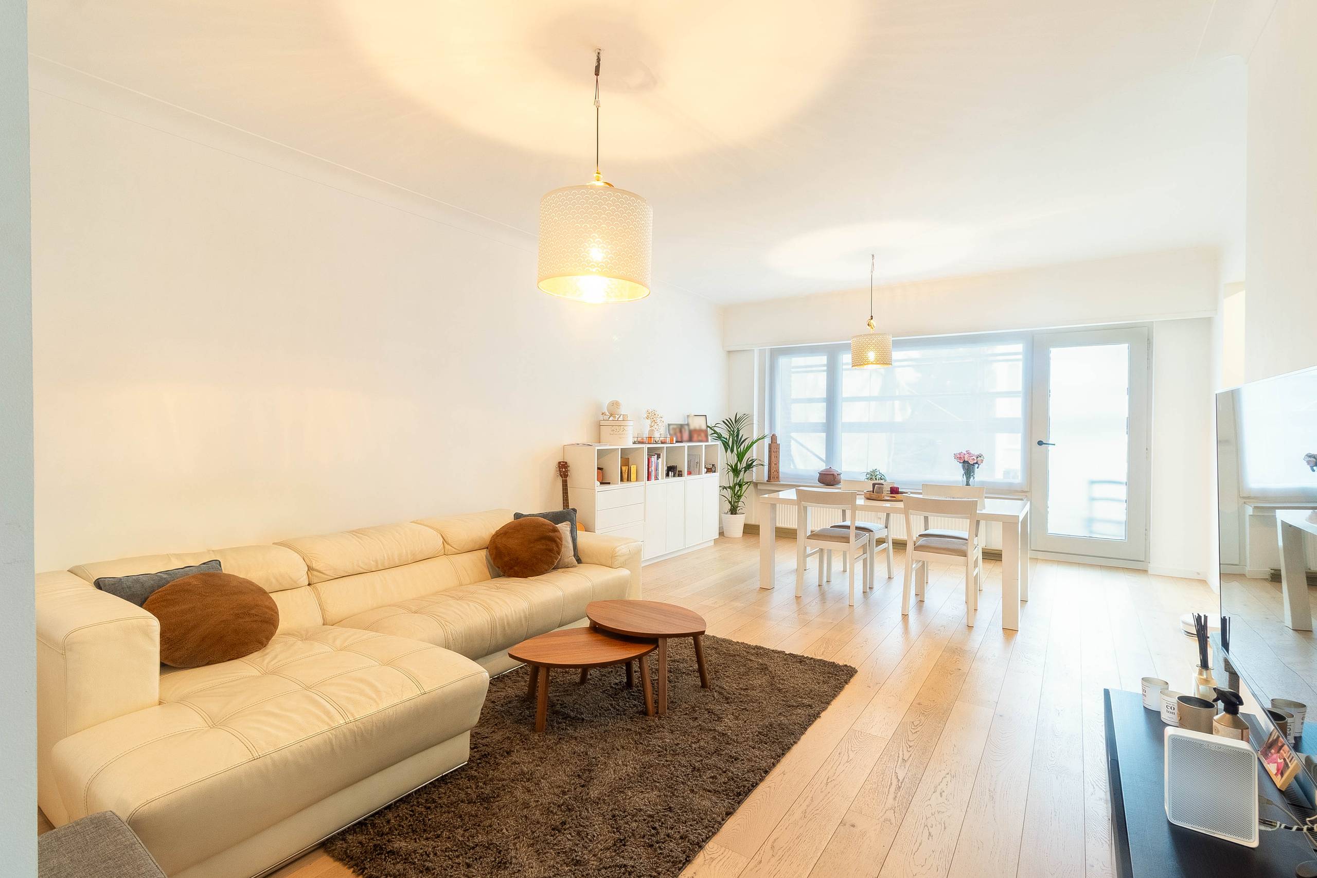 Stijlvol gerenoveerd appartement met autostaanplaats! - foto 2