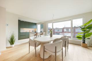 Recent gerenoveerd appartement met drie slaapkamers te Deurne! <br /><br />Het appartement gelegen op de tweede verdieping werd in 2026 volledig gerenoveerd met kwalitatieve materialen en bevindt zich in een kleinschalig gebouw met slechts drie wooneenheden. <br /><br />Via de inkomhal komt u in de lichtrijke leefruimte met een open keuken volledig uitgerust met toestellen.<br /><br />Via de hal bereikt men de drie slaapkamers van ca. 14m², 10m² en 8m².<br /><br />De moderne badkamer beschikt over een ruime inloopdouche met regendouche, lavabo en toilet.<br /><br />Ten slotte zijn er ook nog twee privatieve kelderbergingen mee inbegrepen.<br /><br />Belangrijkste troeven:<br /><br />- Volledig gerenoveerd in 2026<br />- Kwalitatieve afwerking en materialen<br />- Kleinschalig gebouw met slechts 3 appartementen<br />- Voorzien van zonnepanelen<br /><br />98m² bewoonbare oppervlakte (cfr EPC).<br /><br />Wenst u een bezoek of meer informatie? Dan kan u ons steeds contacteren via info@dvarealestate.be of via 03/297.00.00.