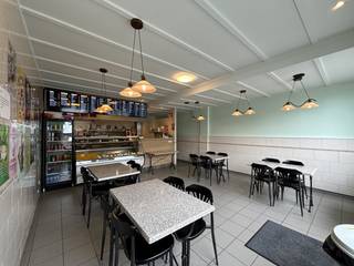 Deze goed draaiende frituur met bovengelegen te renoveren appartement, gelegen op een zeer commerciële ligging aan de Lommelsesteenweg in Leopoldsburg, biedt alles wat je nodig hebt binnen handbereik: winkels, openbaar vervoer, eetgelegenheden en scholen. Daarnaast zijn ook de omliggende gemeenten zeer vlot bereikbaar.<br /><br />Omschrijving:<br />De handelszaak bestaat uit een frituur van 46 m² met een apart toilet voor klanten. Achterliggend bevindt zich een keuken, badkamer, woonkamer, magazijn, diepvries, koeling en een ruime bijkeuken. De volledige inboedel van de frituur is inbegrepen in de prijs.<br /><br />Het te renoveren appartement boven de frituur is toegankelijk via een aparte ingang met trap die leidt naar het terras. Op de eerste verdieping bevinden zich een ruime, lichtrijke leefruimte, een keukenruimte en een badkamer. Via een vaste houten trap bereiken we de zolderverdieping waar twee ruime slaapkamers zijn gelegen.<br /><br />Extra:<br />- Volledige inboedel van de frituur is inbegrepen in de prijs<br />- Handelspand van 123 m²<br />- Casco appartement van 103m²<br />- Zeer commerciële ligging<br /><br />Renovatieverplichting voor kleine niet-residentiële gebouwen van toepassing. Meer info: <br />https://www.vlaanderen.be/bouwen-wonen-en-energie/niet-residentiele-gebouwen/verplichtingen-voor-niet-residentiele-gebouwen/renovatieverplichting-voor-kleine-niet-residentiele-gebouwen<br /><br />Voor meer info of een bezoek contacteer ons via info@vastengoed.be of via 014/72 73 74.<br /><br />Wenst u een gratis schatting van uw eigendom? Contacteer ons via 014/72 73 74.