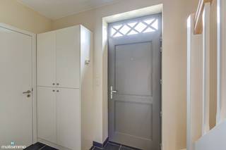 SUPER ENERGIEZUINIGE EENGEZINSWONING (A+ ENERGIELABEL) MET 4 SLAAPKAMERS, CARPORT/TUINHUIS EN RUIME TUIN (12A 33CA) IN WALTWILDER<br /><br />*** Bekijkt u deze woning via een aanverwante website? Surf dan naar https://matisimmo.be/nl/aanbod/4438662/eengezinswoning-te-koop-in-3740-bilzen-hoeselt en klik op volgende link voor het INTERACTIEF GRONDPLAN: https://grondplan.matisimmo.be/grondplan/?map=HoeseltMaastrichterstraat119 ***<br /><br />Deze opmerkelijk ruime woning met moderne landelijke uitstraling is gelegen aan de verbindingsweg tussen Bilzen en Lanaken, aan de Maastrichterstraat in Bilzen. Dankzij de gunstige ligging zijn allerlei voorzieningen vlot bereikbaar in de omgeving, evenals de op- en afritten. Het gezellige centrum van Bilzen is gelegen op 5 minuten rijden, andere steden zoals Hasselt en Maastricht zijn eveneens vlot te bereiken.<br /><br />De woning is verrassend ruim met een woonoppervlakte van maar liefst 217m<sup>2</sup> en een praktische indeling waardoor men doorheen het hele interieur een ruimtelijk gevoel ervaart.<br />De charmante sfeer en het gevoel van ruimte en gezelligheid worden doorgetrokken naar buiten; in de combinatie van afwerking en inrichting van het totaalplaatje.<br /><br />De indeling is als volgt; bij het betreden van de woning komt men in de inkomhal, waar ook een apart toilet toilet voorzien is. Verder geeft deze inkomhal toegang tot enerzijds de berging en anderzijds de ruime woonkamer met keuken. De moderne landelijke inrichting geeft een warme sfeer, verder geniet men van aangenaam lichtinval dankzij de vele raampartijen. De keuken is uitgerust met een eiland waar ook plaats is om aan te zitten. Aanpalend bevindt zich de berging voorzien van praktische kastruimte met lavabo en de mogelijkheid om een wasmachine en droogkast te plaatsen. De berging geeft verder toegang tot het terras en de tuin.<br /><br />Op de eerste verdieping zijn er 3 ruime slaapkamers ingericht en een opmerkelijk ruime en luxueuze badkamer voorzien van een douche, vrijstaand bad, wandmeubel met dubbele lavabo en toilet.<br /><br />Vervolgens is de tweede verdieping (onder het dak) toegankelijk via een vaste trap. Op deze verdieping is nog een 4<sup>de</sup> riante slaapkamer ingericht met verder een technische ruimte en enkele bergruimtes. Deze 2 bergruimtes bieden de mogelijkheid om in te richten en af te werken tot een badkamer en 5<sup>de</sup> slaapkamer.  <br /><br />Tot slot is de woning voorzien van een royaal aangelegde en verzorgde tuin, ingericht met 2 gezellige terrassen. Deze zijn beide toegankelijk vanuit de berging en de woonkamer. Met zicht op de uitgestrekte tuin, is het gezellig vertoeven in één van deze twee zithoeken.<br />Daarbuiten is er in het verlengde van de oprit nog een carport voorzien voor 2 auto’s met aansluitend een praktisch tuinhuis. De toegangspoort aan de inrit langs de woning en de volledig omheinde tuin zijn extra troeven die eveneens een veilig en afgewerkt gevoel geven.<br /><br />Voor meer informatie of een bezoek ter plaatse kan u vrijblijvend contact opnemen met ons kantoor via 089/44.00.00 of info@matisimmo.be.<br /><br />De vermelde woonoppervlakte is steeds de bruikbare vloeroppervlakte overgenomen uit het EPC-verslag.<br /><br /><em>Bestuursmaatregelen in het maatregelenregister: nee</em><br /> 