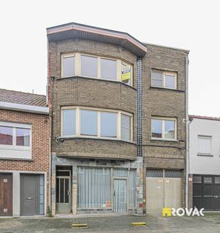 Gezellig appartement met een totale oppervlakte van 75 m².<br />Het appartement heeft EPC-label C en de elektriciteit is conform.<br />Er wordt verwarmd met een condenserende ketel. <br />Indeling: ruime inkomhal, ruime en lichtrijke leefruimte, modern ingerichte keuken voorzien van elektrische kookplaat, dampafvoer en vaatwasmachine, badkamer met ligbad, wastafel en toilet, 1 slaapkamer, berg -en wasplaats en ruime garage. Geen lift aanwezig! <br />Ref. : 9145.