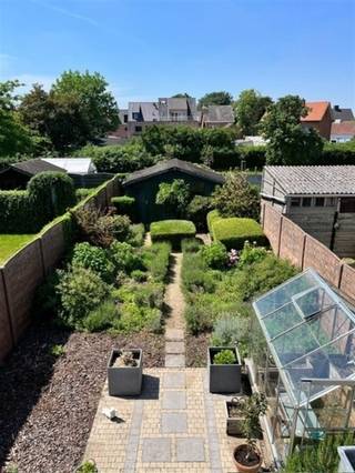 Ben je op zoek naar een pand waar je woon & werk kan combineren? Dan is deze woning misschien wel iets voor u! Deze woning is gelegen vlakbij het...