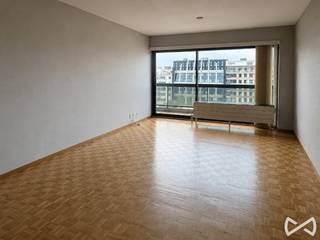 <span>Centraal gelegen tweeslaapkamerappartement gelegen op het 7de verdiep van het appartementsgebouw. Dit situeert zich aan het Zuid in Gent, goed gelegen qua openbare vervoersmiddelen en grote invalswegen, nabij gelegen is er ook een grote openbare parking.</span><br /><br /><span>Het appartement omvat inkom met ingebouwde vestiairekast, apart bezoekerstoilet, bergingen, zonrijke ruime living met aansluitend terras (voorkant), aparte ingerichte keuken, twee slaapkamers met terras (achterkant) en badkamer (ligbad met douchezone en dubbel lavabomeubel). Kelderberging.</span><br /><br /><span>Provisie gemeenschappelijke syndickosten 80€/maand, provisie op verwarming en water €120. Energiezuinig appartement met vernieuwde hoogrendementsketel. Teller Elektriciteit privatief. Beschikbaar vanaf 01/12/2026 (kan besproken worden).</span><br /><br /><span>Voor meer info of een afspraak mail stefanie.browaeys@weinvest.be.</span><span> of bel 055/59 50 10.</span>