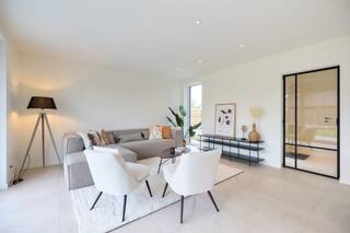 Maak kennis met ons nieuwbouwproject gelegen in de Rooiveldstraat in Waardamme, een groene deelgemeente van Oostkamp. <br />Deze alleenstaande woning is rustig gelegen in een doodlopende straat maar toch zeer centraal nabij alle voorzieningen en invalswegen.<br /><br />De woning is uitgerust met een lucht-water warmtepomp, wat resulteert in een aanzienlijk lagere energierekening en energiezuinige woning.<br />Dit biedt niet alleen een modern en comfortabele thuis, maar draagt ook bij aan een duurzamere toekomst. <br /><br />Als koper krijg je de kans om volledig inspraak te hebben in de inrichting en afwerking van de woning. In samenspraak met onze betrouwbare partnerleveranciers kies je zelf de materialen en afwerking volgens smaak en budget – zo maak je van deze woning écht jouw thuis.<br /><span>(foto's referentie voorgaande projecten).</span><br /><br /><strong>Indeling lot 08:</strong><br />Gelijkvloers: Inkomhal met gastentoilet, lichtrijke leefruimte met grote raampartijen, een open keuken en een ruime berging.<br />Verdieping: Nachthal met apart toilet, 3 comfortabele slaapkamers (12,24m² -13,65m² - 12,45m²), badkamer met ligbad, inloopdouche en dubbele lavabo<br />De zolderverdieping is bereikbaar via een vaste trap en omvat een zeer ruime vierde slaapkamer (39,23 m²) en een praktische berging.<br /><br /><strong>Troeven van woning:</strong>
<ul>
<li>4 ruime slaapkamers</li>
<li>Lichtrijke leefruimte</li>
<li>Regenwaterput 10.000 liter aangesloten op toiletten, wasmachine en buitenkraan</li>
<li>Zuidwest gerichte tuin</li>
</ul>
Ben je geïnteresseerd in dit unieke nieuwbouwproject? Neem contact met ons op voor meer informatie via verkoop@hectaar.be of 051 69 58 72.<br />Jouw droomhuis wacht op je in de Rooiveldstraat!