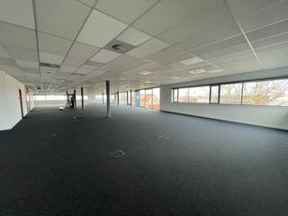 Dit uitstekend gelegen kantoorgebouw biedt een unieke investeringskans. Met een totale oppervlakte van 3.575 m² aan kantoorruimte, waarvan 2.355...