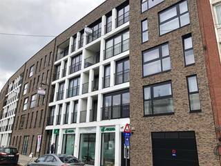 Licht appartement op zeer centrale ligging vlakbij openbaar vervoer, winkels,....<br /><br />Indeling:  <br /><br />Inkomhal met afzonderlijk toilet.<br />Living met open ingerichte keuken voorzien van toestellen, tegels.<br />Slaapkamer op tegels.<br />Badkamer ingerichte met ligbad en dubbele lavabo.<br />Berging met aansluiting wasmachine.<br /><br />Algemene onkosten : € 65 per maand. P te huur aan €70 per maand.<br />Alle nutsvoorzieningen zijn individueel.<br /><br />2 fietsenstallingen beschikbaar.<br /><br />Beschikbaar vanaf 01/12/26
<div> </div>