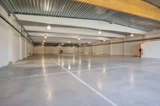 Cet immeuble commercial prêt à emménager et isolé industriellement est situé à un endroit prisé et prisé au niveau de la Genkersteenweg 159 à...