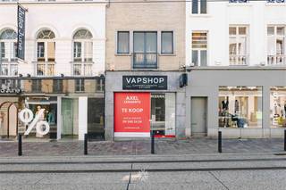 <p><span>GENT, BRABANTDAM - Uniek handelshuis op commerciële toplocatie</span></p><p><span> </span></p><p><span>Op één van de meest centrale winkelassen van Gent, met uitstekende visibiliteit en hoge passage, ligt dit charmante handelshuis, geschikt voor klein- of detailhandel. Gelegen op de Brabantdam, een populaire straat met een mix van zelfstandige boetieks, horeca en grote merken, is dit pand dé perfecte uitvalsbasis voor wie zichtbaar en centraal wil ondernemen.</span></p><p><span> </span></p><p><span> </span></p><p><span>Indeling</span><span>: commercieel gelijkvloers van ca. 25m² met grote vitrine en berging, eerste verdieping met stockruimte, kitchenette en apart toilet, af te werken ruimtes op de tweede verdieping en zolder.</span></p><p><span> </span></p><p><span> </span></p><p><span> </span></p><p><span>De belangrijkste troeven in een notendop: </span></p><ul><li><span>Absolute topligging met veel passage en hoge visibiliteit </span></li><li><span>Ideaal voor detailhandel of conceptstore</span></li><li><span>Te renoveren bovenverdiepingen met potentieel voor kantoor of woonfunctie</span></li><li><span>Instapklaar commercieel gelijkvloers gerenoveerd in 2009</span></li><li><span>Goede bereikbaarheid en vlotte verbinding met centrum en openbaar vervoer</span></li></ul><p><span> </span></p><p><span> </span></p><p><span> </span></p><p><span>Belangrijk: </span></p><p><span>Richtprijs: 495.000 EUR</span></p><p><span>EPC: Niet-residentiële eenheid met Label D (20250617-0003627090-KNR-1)</span></p><p><span>Geen renovatieverplichting</span></p><p><span> </span></p><p><span>Ondernemen op strategische toplocatie in Gent? Contacteer Axel Lenaerts makelaars voor meer info via 09 245 24 24 of <span>Laurens@axellenaerts.be</span></span><span> </span></p>