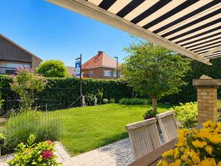 Op een felbegeerde locatie in hartje Heist bevindt zich deze volledig vrijstaande woning, voorzien van een zonnige tuin, een grote oprit en een garagebox. Deze charmante villa verschuilt zich achter een grote haag waar u kunt genieten van een mooi aangelegde tuin en meerdere zonneterrassen. <br /><br />Energielabel C dankzij de recente verwarmingsketel, de HR-beglazing en de aanwezige zonnepanelen.<br /><br />De inkomhal bevindt zich aan de zijkant van de woning waar u kunt gebruik maken van een gastentoilet en toegang hebt tot het leefgedeelte. Het leefgedeelte omvat een ruime en verzorgde open keuken, een grote eetplaats en een knusse tv-hoek. Naast de keuken nog een grote berging/wasplaats. <br />De woonkamer profiteert van een uitstekende oriëntatie met veel zonlicht en een leuke connectie tussen binnen en buiten. Via de woonkamer hebt u rechtstreekse toegang naar het terras en de groene tuin. Meerdere zonneterrassen voor en naast de woning zodat u ongestoord kunt meedraaien met de zon van 's ochtends tot ’s avonds.<br />Op de eerste verdieping zijn er drie slaapkamers, een mooi vernieuwde badkamer met extra toilet en een aparte bureau op de nachthall. <br /><br />Mooi rechthoekig perceel van 390 m² met voldoende parkeergelegenheid, een mooie schuifpoort, een vernieuwd dak, ….<br /><br />Een instapklare en sfeervolle villa op een toplocatie te Heist-aan-Zee.<br /><br />Bezoeken of meer informatie?<br />Contacteer Sacha Vanrafelghem op GSM 0487/43.79.10.