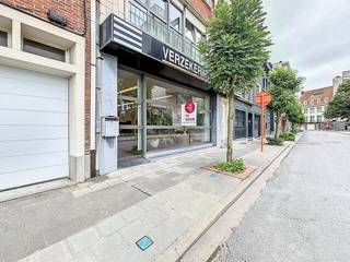 Kantoorruimte van ca. 134 m² met veel lichtinval te huur in Kortrijk. Het kantoor is gelegen in het centrum nabij diverse invalswegen, het station en openbare parkings (Casinoplein, Schouwburgplein, etc).Indeling:- Kantoorgedeelte vooraan ca. 90 m² ;- Kantoorgedeelte achteraan ca. 25 m² ;Specificaties:- Verwarming op gas ;- Tegelvloer ;- Terras ;- Grote raampartijen ;- Sanitair ;- Kitchenette ;- Databekabeling.Op zoek naar kantoorruimte te huur in het centrum van Kortrijk? Aarzel niet om ons te contacteren op het nummer 056 21 11 11 voor meer informatie of een bezoek ter plaatse.
