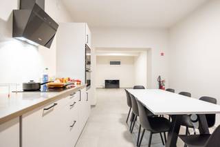<p><span>Ontdek deze moderne studentenkamer in een kwalitatief vernieuwbouwproject, gelegen in de Frederik Lintstraat 83 in het hartje van Leuven. Het gebouw werd grondig vernieuwd met duurzame materialen en voldoet aan de hedendaagse normen inzake comfort en energiezuinigheid.<br />De kamer ligt op de 1ste verdieping en is uitgerust met een energiezuinige lucht-lucht warmtepomp voor verwarming in de winter en airco in de zomer. Ze wordt volledig bemeubeld verhuurd en beschikt over een bed zonder matras</span><span>,</span><span> Daarnaast heeft de kamer eigen sanitair (douche, lavabo en wc). In het gebouw is een volledig uitgeruste gemeenschappelijke keuken aanwezig. Ook is er een gezellig terras, ideaal om even te ontspannen en een fietsenstalling.<br />Dankzij de centrale ligging bevinden campussen, winkels en horeca zich op wandelafstand, een ideale uitvalsbasis voor studenten.<br />De foto's zijn afkomstig van referentiepanden en dienen ter illustratie van de afwerkingsgraad en sfeer.</span><span> </span></p><p><span> </span></p>