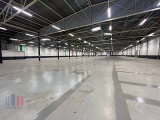 Logistiek bedrijfsgebouw bestaande uit een magazijn (7.663 m²) in combinatie met kantoren te huur in Zele. Uitstekend gelegen in de industriezone...