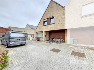 Halfopen woning met garageGelijkvloers:inkomhal, apart toilet, ruime woonkamer met open, ingerichte keuken, grote garage met toegang tot de...