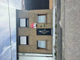 <strong>Te renoveren woning met veel mogelijkheden.<br /><br />Indeling:</strong><br />Op het gelijkvloers heb je de inkomhal, living met open keuken, badkamer, berging/wasruimte.<br />Op het tweede verdiep heb je 3 slaapkamers.<br />Tot slot is er nog de zolder op het tweede verdiep.<br /><br /><strong>Troeven:</strong>
<ul><li>3 slaapkamers</li><li>nog veel mogelijkheden</li><li>2 garages achteraan + 2 staanplaatsen</li></ul>