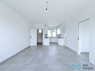 <p>Découvrez ce <strong>magnifique appartement entièrement rénové</strong>, idéalement situé <strong>Heilige Dominicus Saviolaan 12 à Dilbeek</strong>. Grâce à son emplacement central, vous bénéficiez d'une excellente accessibilité et vous vous trouvez à quelques pas des commerces, des écoles, des transports en commun ainsi que de toutes les commodités du quotidien. Les liaisons rapides vers Bruxelles et le Ring font également de ce logement un choix idéal pour les navetteurs.<span></span></p>
<p>Situé au <strong>premier étage</strong>, cet appartement prêt à emménager allie confort moderne et agencement fonctionnel.</p>
<p>Dès l'entrée, vous découvrirez un hall d'entrée avec un <strong>WC séparé</strong>. Celui-ci mène à un agréable séjour lumineux avec une <strong>cuisine ouverte entièrement équipée</strong>. Son espace de vie ouvert offre une belle sensation de volume, tandis que les grandes fenêtres apportent une abondante lumière naturelle.</p>
<p>Attenante au séjour, une <strong>buanderie pratique</strong> offre un espace de rangement supplémentaire ainsi que l'emplacement idéal pour une machine à laver et un sèche-linge.</p>
<p>L'appartement comprend également une <strong>salle de douche moderne</strong> et une chambre confortable, ce qui en fait un logement parfaitement adapté à une personne seule ou à un couple.</p>
<p>Grâce à sa rénovation complète, vous profitez d'un appartement contemporain, économe en énergie et entièrement prêt à emménager.</p>
<p>Vous êtes à la recherche d'un appartement moderne et prêt à vivre au cœur de Dilbeek ? Ce bien mérite assurément votre visite.</p>
<p>📞 <strong>Contactez-nous dès aujourd'hui pour plus d'informations ou pour organiser une visite.</strong></p>
<p>📧 <strong>dilbeek@weinvest.be</strong><br />📱 <strong>0497 248 251</strong></p>