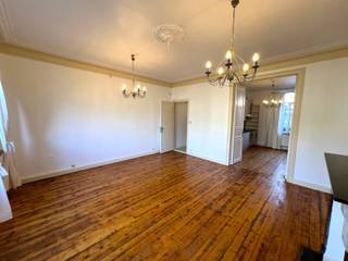 Wenst u meer informatie of een bezoek? Contacteer Bruno op 0495/12.20.64.<br /><br />Op de Hundelgemsesteenweg 2 bevindt zich dit ruime duplexappartement van 191 m². Het appartement omvat een lichtrijke en authentieke leefruimte met een recent vernieuwde keuken, twee ruime slaapkamers, een badkamer uitgerust met douche én ligbad, een grote bureauruimte en meerdere praktische bergingen. Onmiddellijk beschikbaar.<br /><br />Dankzij de uitstekende ligging, vlak bij het centrum van Ledeberg en op wandelafstand van het centrum van Gent, geniet u hier van een ideale combinatie van comfort en bereikbaarheid. Diverse uitvalswegen, openbaar vervoer, winkels en andere voorzieningen liggen in de onmiddellijke nabijheid.<br /><br />Er zijn geen gemeenschappelijke kosten.<br />Voor meer informatie of om een afspraak in te plannen, kunt u terecht bij Bruno op 0495/12.20.64.