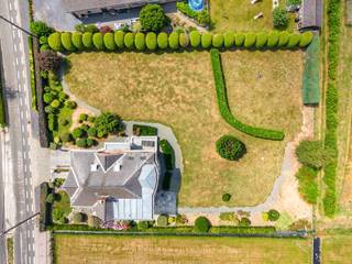 Ideaal gelegen in Pottes, nabij belangrijke verbindingswegen en voorzieningen, combineert deze prachtige eigendom op elegante wijze de charme van het verleden met hedendaags comfort.De woning is als volgt ingedeeld:Gelijkvloers: een inkomhal met afzonderlijk toilet en handenwasser, een volledig uitgeruste keuken met ontbijthoek, een gezellige woonkamer, een grote en lichtrijke eetkamer met prachtige authentieke visgraatparket, evenals een polyvalente ruimte die ideaal kan dienen als bureau, speelkamer of tweede salon.Kelderverdieping: een grote, gezonde kelder onder de volledige woning, perfect als wasruimte, technische ruimte of opslagplaats, evenals een garage met gemotoriseerde poort.Verdiepingen: 4 mooie slaapkamers, 2 badkamers/doucheruimtes, waarvan één met bad en toilet en één met douche en dubbele wastafel, evenals meerdere zolders die extra opbergruimte bieden.Buiten: een prachtig onderhouden tuin op een perceel van meer dan 18 are, een aangenaam terras met zonnescherm en een echte oase van rust.Technisch: conforme elektriciteit, recente PVC-ramen met dubbele beglazing, elektrische en manuele rolluiken, centrale verwarming op mazout, dak in goede staat maar nog te isoleren, regenwaterput aanwezig maar niet aangesloten.Een ruime en perfect onderhouden woning, vol karakter, waar authentieke kwaliteitsmaterialen en modern comfort mooi samenkomen. Een zeldzame eigendom die u zonder uitstel moet ontdekken!Info en bezoeken via: aurelie@immobeguin.be