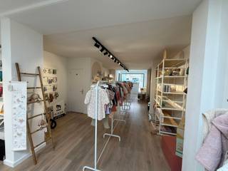 Recent gerenoveerd multifunctioneel handelspand in de commerciële winkelstraat in volle stadscentrum.Huidige indeling: grote winkelruimte of...