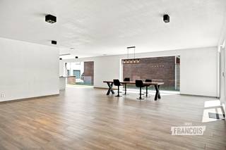 OPEN HUIS - 12.09.26 | 9U - 12U<br /><br />Op zoek naar een instapklare woning te koop in Poperinge? Deze moderne vrijstaande nieuwbouwwoning in de rustige woonwijk 't Appelgoedje combineert ruimte, comfort en een uitstekende ligging. Een ideale gezinswoning waar je meteen kan genieten van hedendaags wooncomfort.<br /><br />Met een bewoonbare oppervlakte van 207 m² biedt deze ruime woning alle plaats die een gezin nodig heeft. De lichtrijke leefruimtes sluiten naadloos aan op de moderne uitstraling van de woning en creëren een aangename woonsfeer. Dankzij de vijf volwaardige slaapkamers is er ruimte voor elk gezinslid, een thuiskantoor of hobbyruimte. De verzorgde tuin vormt de perfecte plek om te ontspannen, terwijl de carport en ruime oprit zorgen voor voldoende parkeergelegenheid. Bovendien geniet je in Poperinge van een rustige woonomgeving met een centrale ligging, vlakbij winkels, scholen en belangrijke invalswegen.<br /><br />De indeling gaat als volgt:<br /><br />GELIJKVLOERS<br /><br />inkom - toilet - keuken - leefruimte - berging<br /><br />EERSTE VERDIEPING<br /><br />nachthal - toilet - badkamer - 5 slaapkamers<br /><br />Benieuwd naar deze ruime woning te koop in Poperinge? Vraag vandaag nog je bezoek aan via Immo Francois. Onze vastgoedexperten begeleiden je graag bij jouw zoektocht in Poperinge, Heuvelland, Vleteren en Mesen.<br /><br />Denk je eraan om je woning in Poperinge te verkopen? Neem vrijblijvend contact op met Aline van Immo Francois in Poperinge voor een gratis schatting via aline@immofrancois.be.<br /><br />