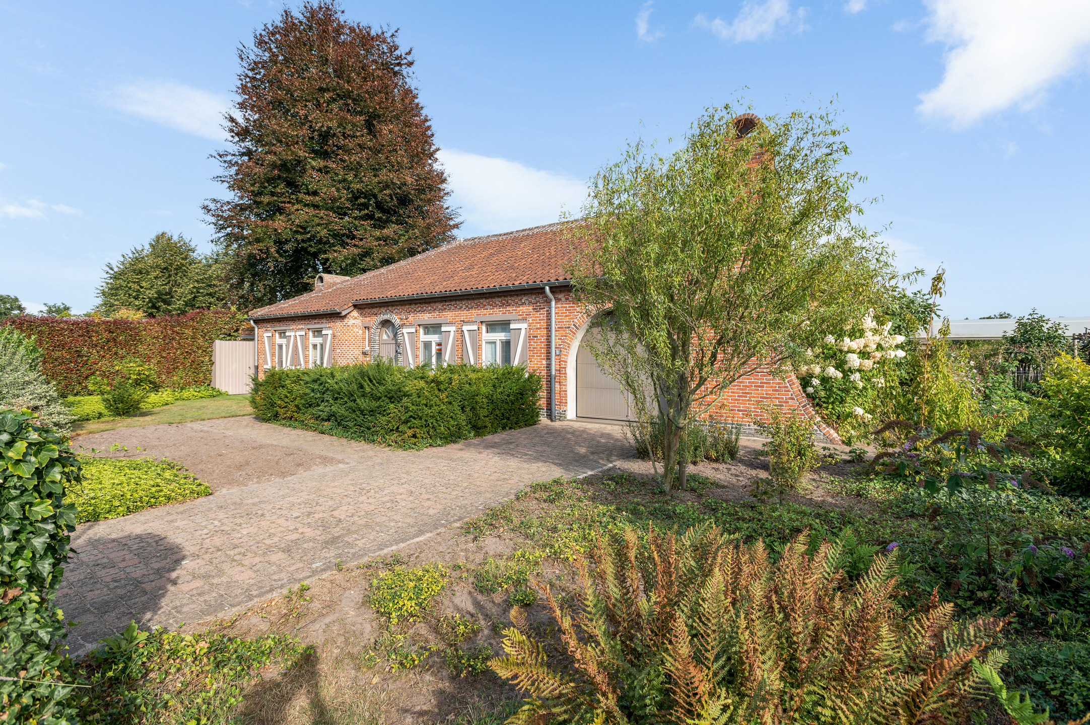 Mooie open bebouwing met knappe tuin in een rustige woonwijk - foto 1