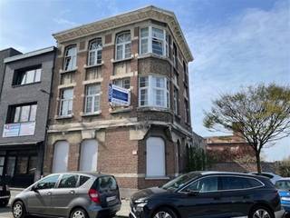 <p>Vergunde opbrengsteigendom in art-decostijl met 1 studio en 4 studentenkamers op toplocatie in Wilrijk</p><br /><p>Indeling:</p><ul><li>Ondergronds: volledig onderkelderd (±54m²)</li><li>Gelijkvloers: inkomhal met fietsenstalling, studio met leefruimte, slaaphoek, ingerichte keuken, badkamer (wc, douche)</li><li>Eerste verdieping: 2 studentenkamers met gemene badkamer (wc, ligbad, wastafel) en gemene keuken</li><li>Tweede verdieping: 2 studentenkamers met gemene badkamer (wc, douche, wastafel) en gemene keuken</li></ul><br /><p>Huuropbrengst: </p><p>Deze opbrengsteigndom is een uitstekende investeringskans! (Gericht op het verhuren van studentenkamers). Gelegen in een strategische buurt nabij de verschillende campussen van de Universiteit van Antwerpen.<br />Raming totale maandelijkse huuropbrengst: 2.870 €/maand, zijnde studio aan 750 €/maand en de studentenkamers elk aan 530 €/maand.<br /> </p><p>Kenmerken:</p><ul><li>Plat dak vernieuwd (met isolatie) in 2011</li><li>PVC buitenschrijnwerk met isolerend glas</li><li>CV op gas, alle overige nutsvoorzieningen zijn aanwezig</li><li>Bemeubelde kamers</li><li>Stedenbouwkundige vergunning: Schepencollege 15 juli 2011 D.ZWI/B/20112791</li><li>Bouwjaar: 1931</li><li>Grondoppervlakte: 61m²</li><li>Bewoonbare oppervlakte: ±169m²</li><li>KI: € 1.201,00</li><li>EPC: 361 kWh/m² - energielabel D</li></ul><br /><p>Ligging:</p><ul><li>Gelegen op wandelafstand van het centrum van Wilrijk, nabij autosnelweg en verschillende campussen van de Universiteit Antwerpen, Groenenborger, Drie Eiken en Hogescholen.</li><li>In de nabije omgeving van supermarkten, cafés en sportfaciliteiten.</li></ul><p><br /> </p><p>Verkoopprijs: € 495.000,00</p>