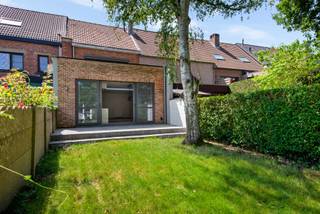 Deze instapklare gezinswoning geniet van een uitstekende ligging in een rustige straat, midden in het centrum van Schoten. Hier woont u op wandelafstand van winkels, scholen, horeca, openbaar vervoer en alle dagelijkse voorzieningen, terwijl u tegelijk geniet van rust en privacy. Bovendien bevinden het Park van Schoten en belangrijke verbindingswegen zich vlakbij, wat zorgt voor een bijzonder aangename en vlot bereikbare woonomgeving.<br /><br /><strong>Indeling: </strong>Via de verzorgde inkomhal met vestiairegedeelte en gastentoilet betreedt u de woning. Vanuit de hal heeft u tevens toegang tot de inpandige garage. Achteraan vormt de lichtrijke woon- en eetkamer het hart van de woning. Dankzij de grote raampartijen en de stijlvolle lichtstraat baadt deze ruimte in natuurlijk licht en geniet u van een aangenaam contact met de tuin. Aansluitend bevindt zich de eetruimte met de op maat gemaakte leefkeuken, die functionaliteit en gezelligheid perfect combineert. De grote schuiframen zorgen voor een vloeiende overgang tussen binnen en buiten en geven toegang tot het terras en de zonnige tuin. Hierdoor ontstaat een ideale leefomgeving voor zowel het dagelijkse gezinsleven als het ontvangen van familie en vrienden.<br /><br />Op de eerste verdieping bevinden zich twee volwaardige slaapkamers en een badkamer uitgerust met inloopdouche, ligbad, dubbele lavabo en toilet.<br /><br />De tweede verdieping omvat een ruime zolderkamer die momenteel ingericht is als slaapkamer. Dankzij de grote oppervlakte kan deze verdieping eveneens ingericht worden als een riante master suite of opgesplitst worden in twee afzonderlijke slaapkamers. Tot slot beschikt de woning nog over een praktische kelderruimte.<br /><br /><strong>Bijzonderheden: </strong>Rustig gelegen - Pal in het centrum van Schoten - 3 volwaardige slaapkamers - Inpandige garage en parkeerplaats voor de deur - Zonnige tuin - Grote raampartijen en lichtstraat voor optimale lichtinval - Elektriciteit wordt conform gemaakt