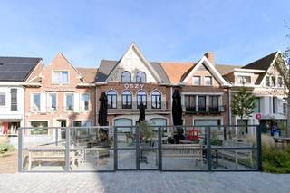 NIEUW TE KOOP OP DE MARKT IN ZELE! Ruim appartement met zicht op het marktplein. Zeker een bezoek waard! Voor de snelle beslisser. Het appartement beschikt over een warmtepomp en ventilatiesysteem. Indeling: Ruime inkomhal, prachtige woonkamer met zicht op het marktplein. Keuken voorzien van alle comfort. Verder is er ook een prachtige masterbedroom voorzien van eigen badkamer met inloopdouche en mogelijkheid tot het plaatsen van een bad. Tot slot zijn er nog 2 slaapkamers. Extra info: heel energiezuinig (74 kWh/m²jaar). Twijfel niet langer en mail ons voor meer informatie of een bezoek. jens@capston.be