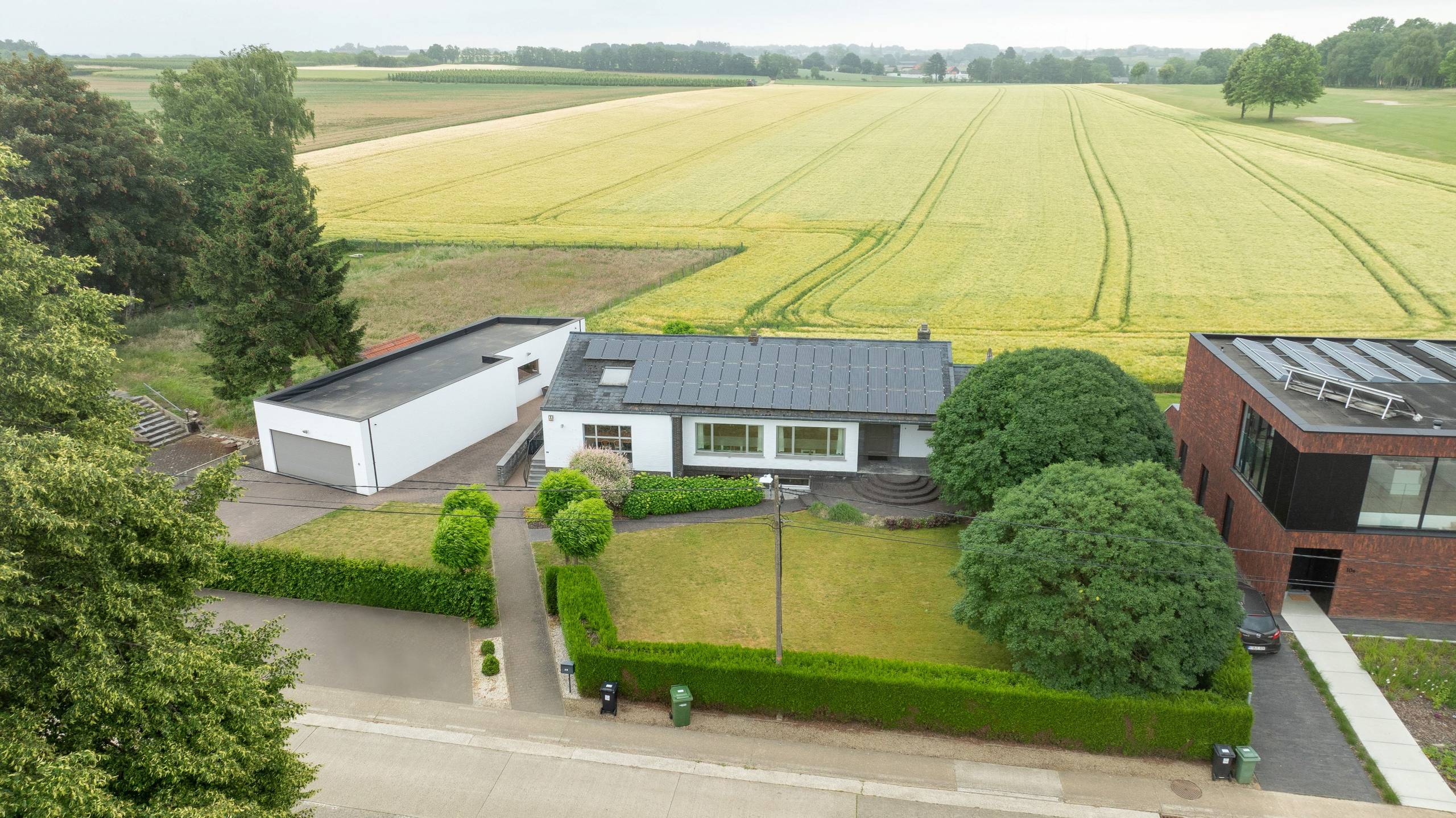 Bungalow avec espace de pratique/magasin, 3 chambres à coucher et dépendance - photo 1